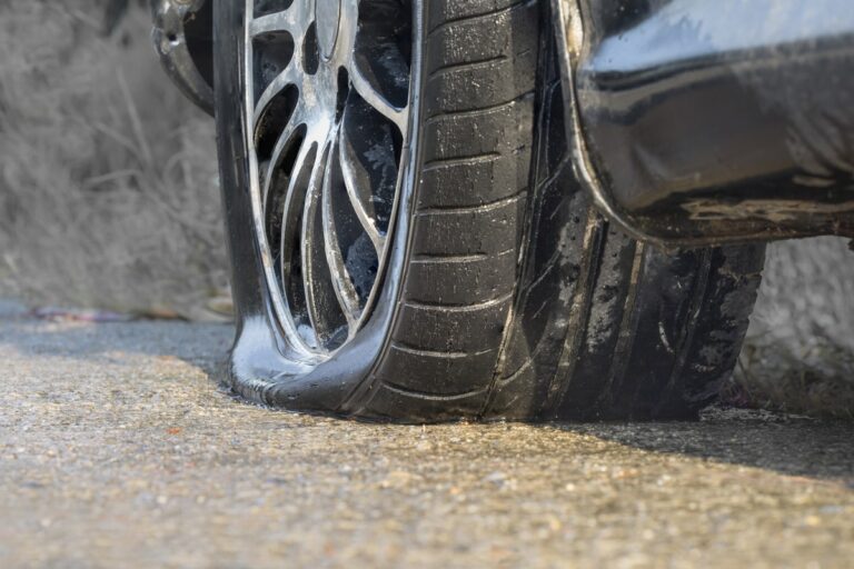 Un bărbat din Dornești i-a spart soției sale cauciucurile de la mașină pe motiv că folosește vehiculul prea des. Individul a ajuns la Psihiatrie