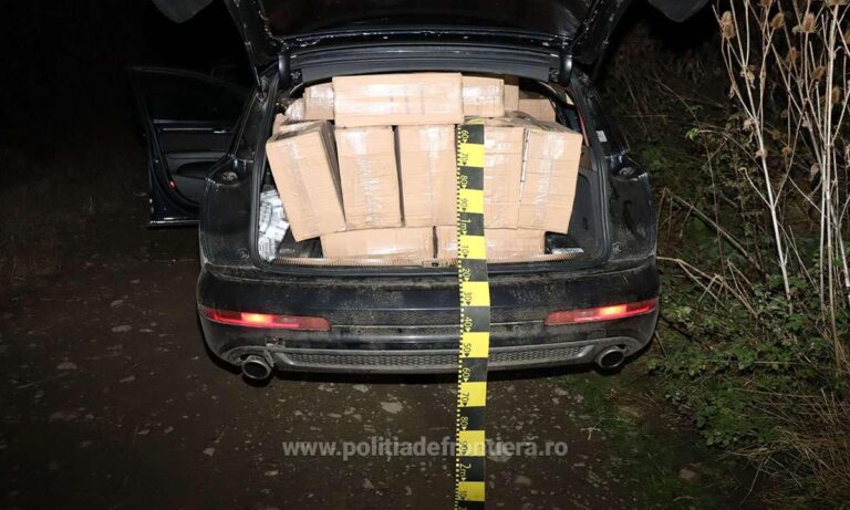 FOTO Un Q7 burdușit cu țigări de contrabandă a fost abandonat în lunca Sucevei, la Straja, de către un contrabandist ce avea polițiștii de frontieră pe urmele sale