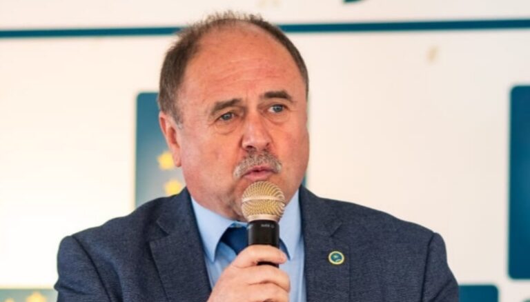 Replica lui Niculai Barbă la atacul lansat de deputatul George Șoldan la adresa lui Gheorghe Flutur: „Picați în penibil cu acest tip de atacuri și mă gândesc la acea vorbă, pe care am auzit-o la noi în Bucovina, cu câinii care latră la tren”