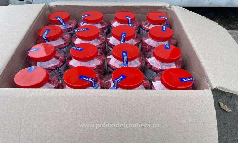 FOTO 48 de recipiente cu substanțe toxice descoperite într-o mașină, în Vama Siret
