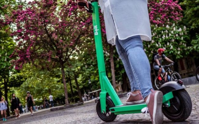 O fetiță de 5 ani, care se plimba cu trotineta electrică, a fost lovită de o mașină, la Hănțești