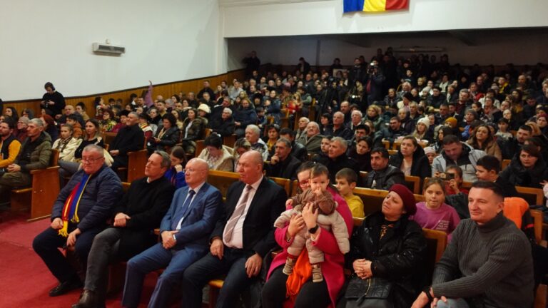 FOTO Gala „10 pentru folclor” organizată la Putna a înregistrat un real succes: „Haideți să fim mândri că suntem români, că avem  o țară frumoasă, cu tradiții frumoase, care nu se mai găsesc nicăieri, pe glob”