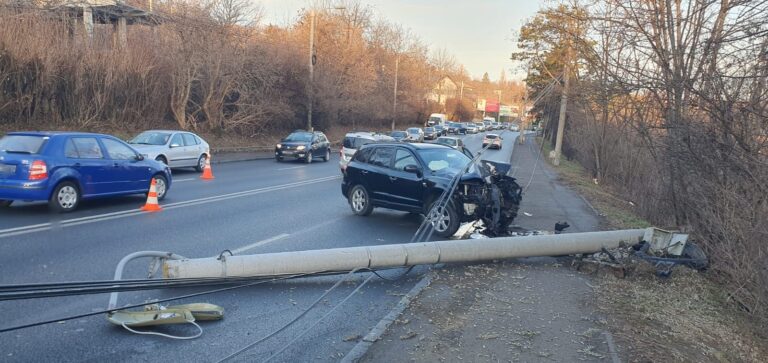 FOTO O tânără a doborât un stâlp cu mașina în zona Grupului școlar din Suceava