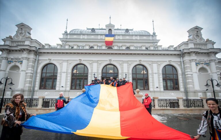 FOTO Tricolorul a fost arborat pe Cazinoul din Vatra Dornei de Ziua Națională a României: „Drapelul a fost arborat pe un pisc al culturii bucovinene”
