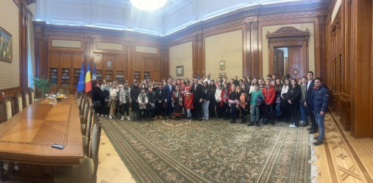 FOTO Deputatul George Șoldan a fost gazdă pentru 120 de copii din comunele Straja și Baia care au vizitat Palatul Parlamentului: „Tinerii sunt cea mai importantă resursă a României”
