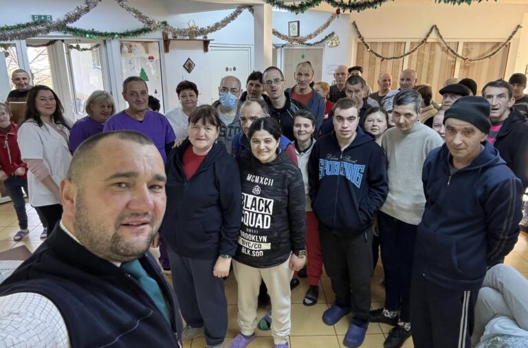 FOTO Primarul Radu Reziuc a fost și în acest an prezent, în prima zi de Crăciun, în mijlocul beneficiarilor Centrului de Recuperare și Reabilitare din Mitocu Dragomirnei: „Au fost clipe pline de bucurie și de emoție”