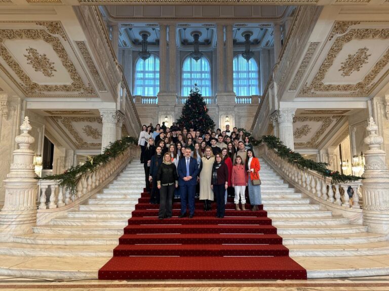 FOTO Senatorul George Mîndruță a fost gazdă pentru 50 de elevi de la Colegiul Național „Nicu Gane” Fălticeni, care au vizitat Palatul Parlamentului: „Le mulțumesc pentru interes, colinde și le admir dorința de cunoaștere!”