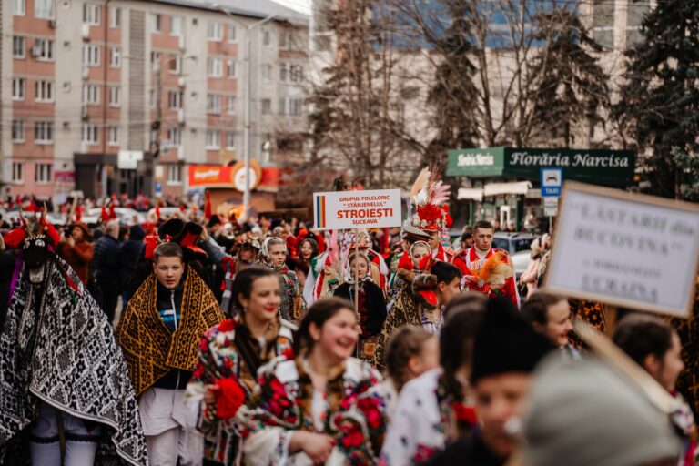 FOTO Peste 1.500 de urători din județul Suceava și din Ucraina au participat la Festivalul Internațional al Obiceiurilor din Iarnă