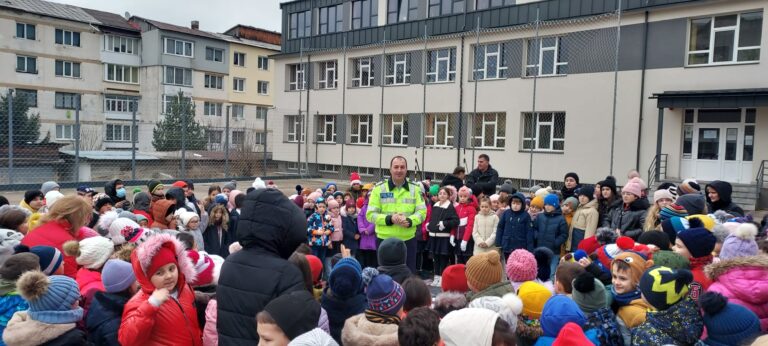 FOTO Polițiștii din Vatra Dornei i-au învățat pe cei mici cum să meargă la colindat în siguranță
