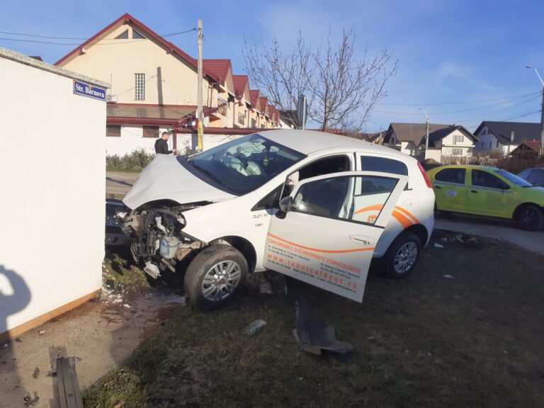 FOTO Accident cu doi răniți produs de un șofer neatent într-o intersecție din Șcheia