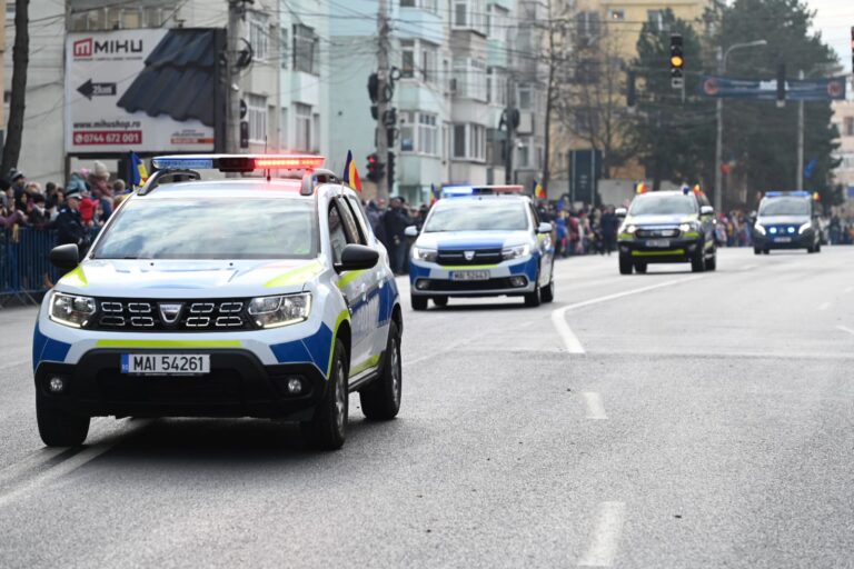 FOTO Polițiștii suceveni au fost prezenți la parada militară și în mijlocul cetățenilor de Ziua Națională a României