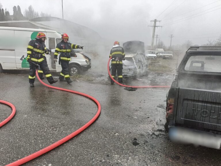FOTO Trei autoturisme au luat foc în curtea unui service auto din Fălticeni