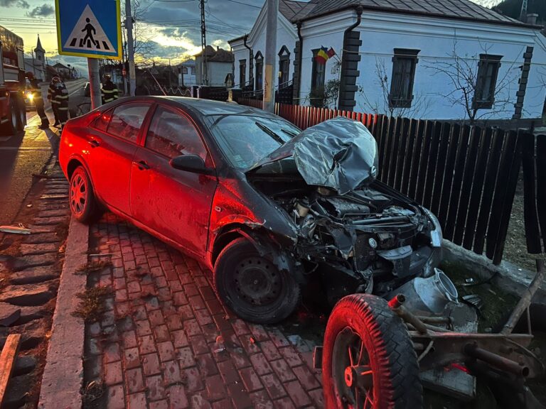 FOTO O șoferiță vitezomană a lovit o căruță nesemnalizată, la Frasin