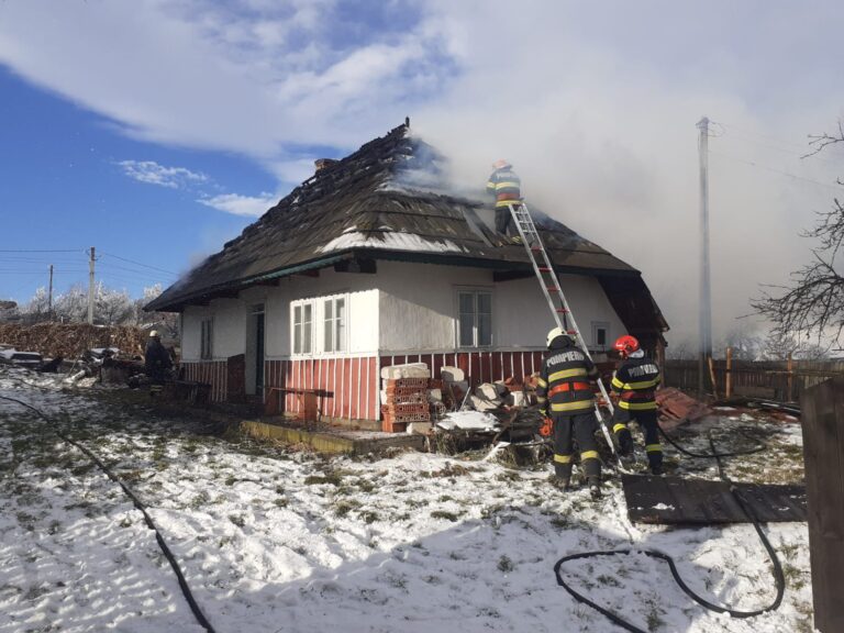 FOTO O casă din Burla a luat foc de la un scurtcircuit electric