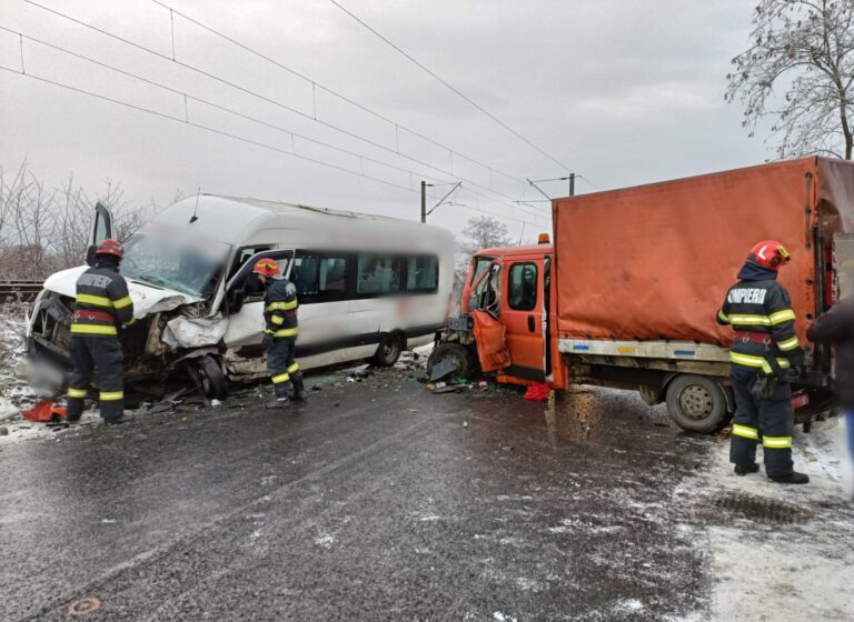VIDEO FOTO Șase persoane au fost rănite într-o accident produs la Liteni între un microbuz de transport persoane și o camionetă