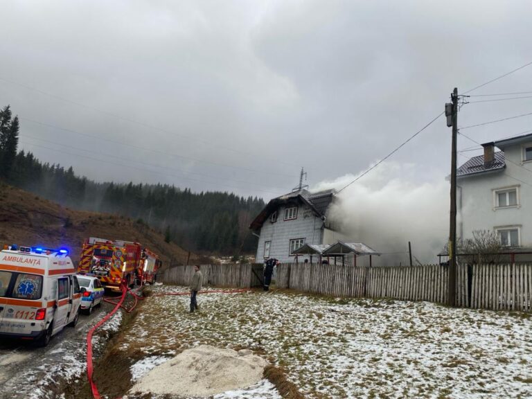 FOTO Un bătrân din Vatra Dornei a fost scos în viață de pompieri din casa cuprinsă de flăcări