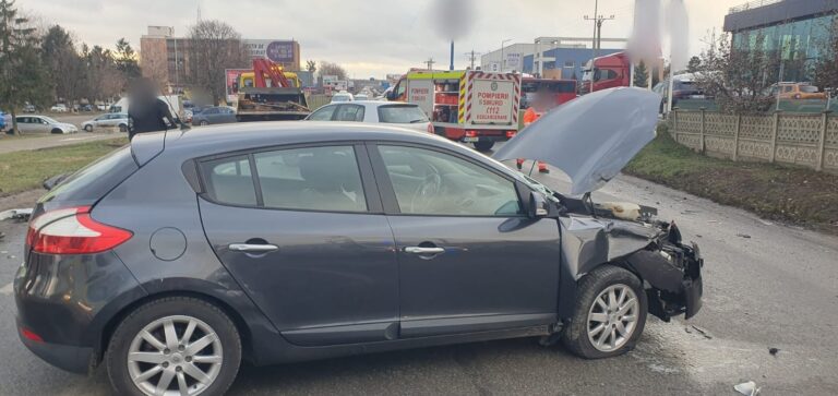 FOTO Accident cu doi răniți produs între două mașini și un TIR, în zona Restaurantului Vama Veche din Șcheia