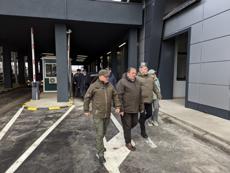 FOTO Vama Siret a fost modernizată printr-un proiect în valoare de 10 milioane de euro, însă sistemul de scanare cu raze X va fi pus în funcțiune abia la vară: „Modernizarea de astăzi înseamnă și scurtarea coloanelor de mașini și a timpilor de așteptare”