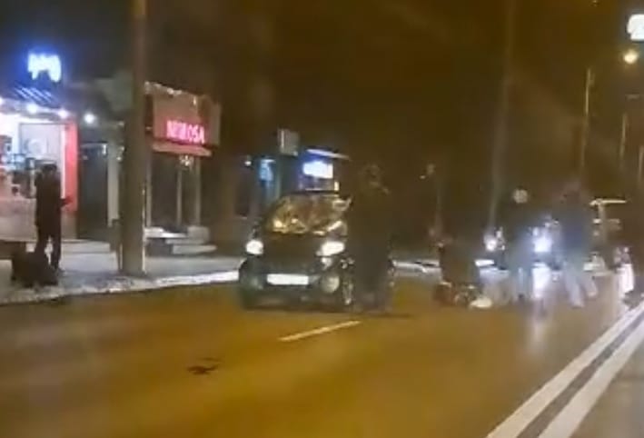 FOTO Doi adolescenți au fost spulberați de o mașină pe trecerea pentru pietoni de la Policlinică. O fată de 16 ani este în stare critică
