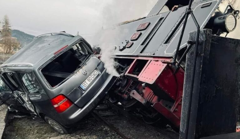 VIDEO FOTO Mocănița Huțulca din Moldovița a fost implicată într-un accident. Din fericire nu sunt victime