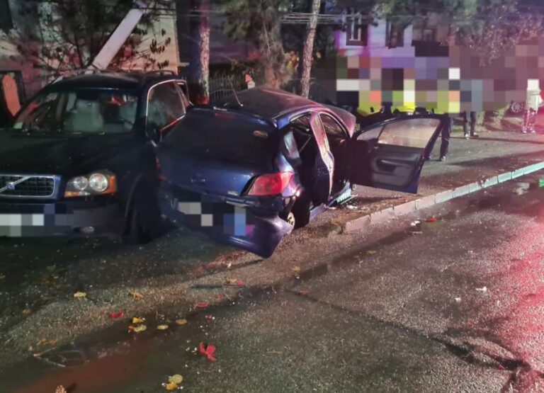 Un șofer beat și drogat s-a proptit cu BMW-ul în mai multe mașini dintr-o parcare din Câmpulung Moldovenesc