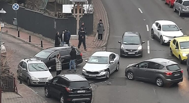 FOTO Carambol între trei mașini produs de o șoferiță în fața Liceului Alimentar din Suceava