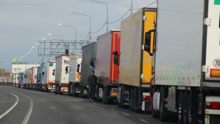 Cozile de camioane din Vama Siret reîncep să apară. Timpii de așteptare pe sensul de ieșire din țară au ajuns la 250 de minute