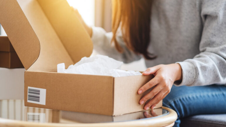 O suceveancă a cumpărat cu 1.250 de lei o pereche de adidași de pe OLX, însă a primit un colet cu o cutie de chipsuri