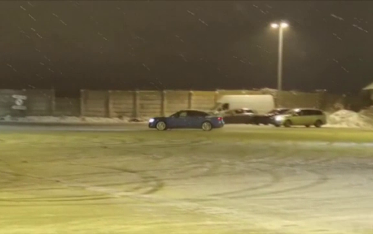 Șase băietani care făceau drift-uri prin parcările centrelor comerciale din Suceava au rămas fără permise de conducere