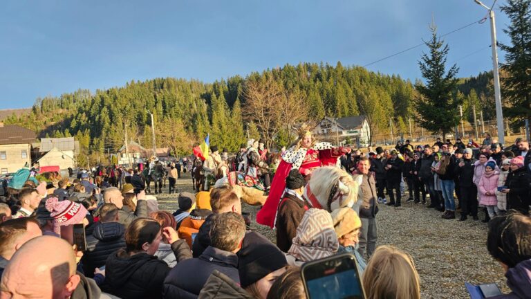 FOTO Festivalul de Datini și Obiceiuri de la Putna a impresionat încă o dată numerosul public adunat în piața din comună: „Nu ne putem obișnui cu această Sărbătoare fără obiceiurile și datinile noastre străbune pe care le păstrăm din moși, strămoși”