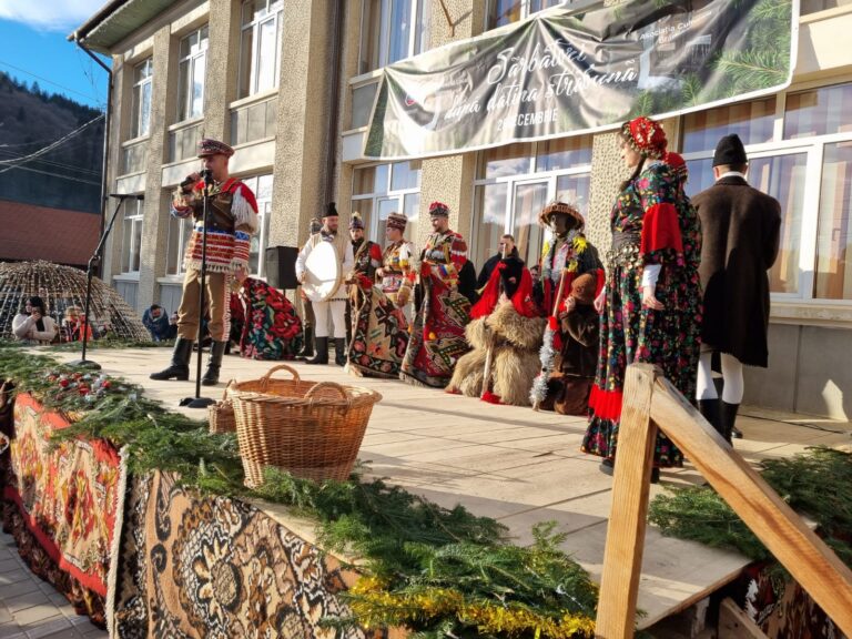 FOTO Spectacolul „După Datina Străbună” a adunat sute de urători la Frumosu: „Avem multe de oferit, de la gastronomie, tradiții și obiceiuri care nu sunt nicăieri ca-n Bucovina”
