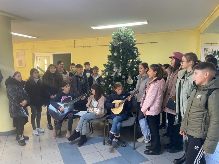FOTO Zeci de elevi ai Școlii Gimnaziale din Ipotești au împodobit „Bradul Prevenirii” la sediul IPJ Suceava