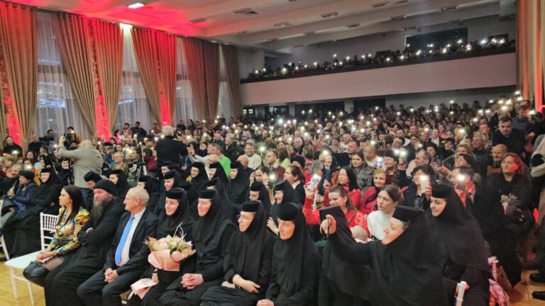 FOTO Spectacolul „Sfânta seară de Crăciun” a umplut până la refuz Casa de Cultură din Poiana Stampei: „Iată ce frumoasă este această sală cu dumneavoastră veniți pentru această Sărbătoare a Crăciunului, o sărbătoare cu însemnătate pur creștină”