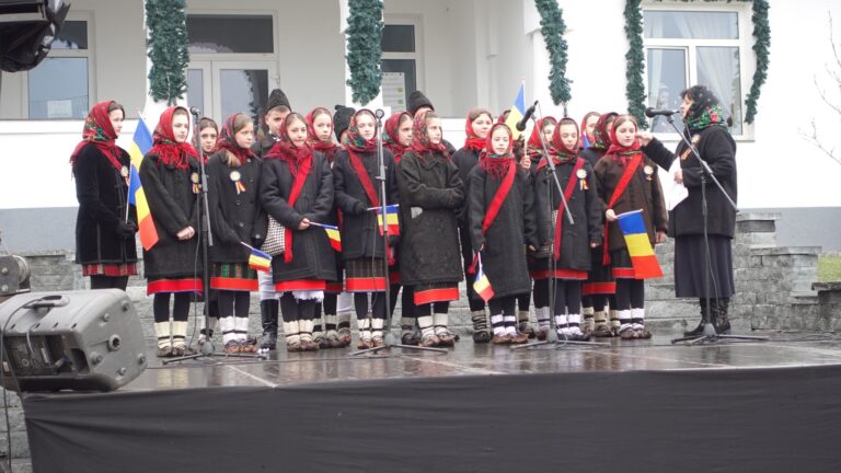 FOTO Ziua Națională a României a fost sărbătorită așa cum se cuvine la Vicovu de Sus: „Vă îndemn pe fiecare dintre voi să fiți mândri de identitatea noastră națională de tradițiile noastre”