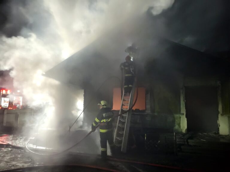 FOTO Incendii izbucnite la Câmpulung Moldovenesc și la Cândești în prima zi a anului
