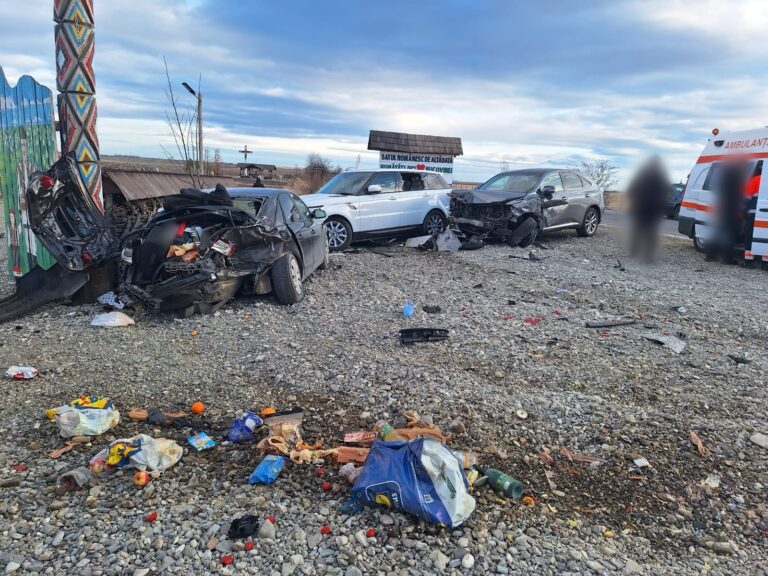 FOTO Accident produs între patru mașini, dintre care două parcate, în fața Satului Românesc de altădată din Cornu Luncii