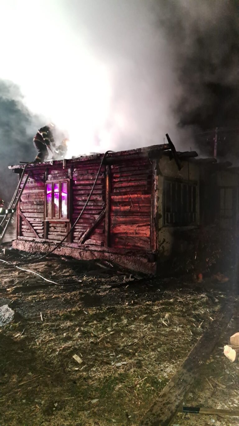 FOTO Un bătrân a fost găsit carbonizat într-o casă cuprinsă de flăcări, la Cornu Luncii