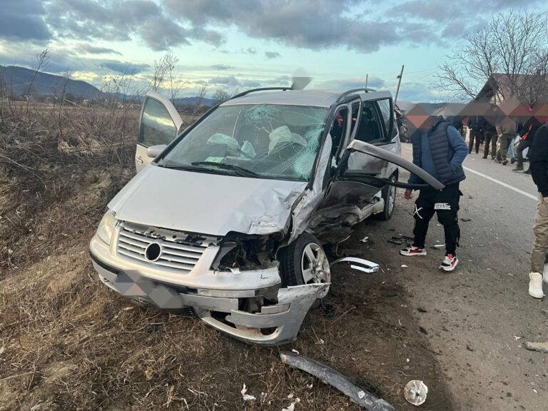 FOTO Două persoane au fost rănite după ce Orlando din Valea Moldovei a intrat cu mașina pe contrasens într-o curbă din Capu Câmpului