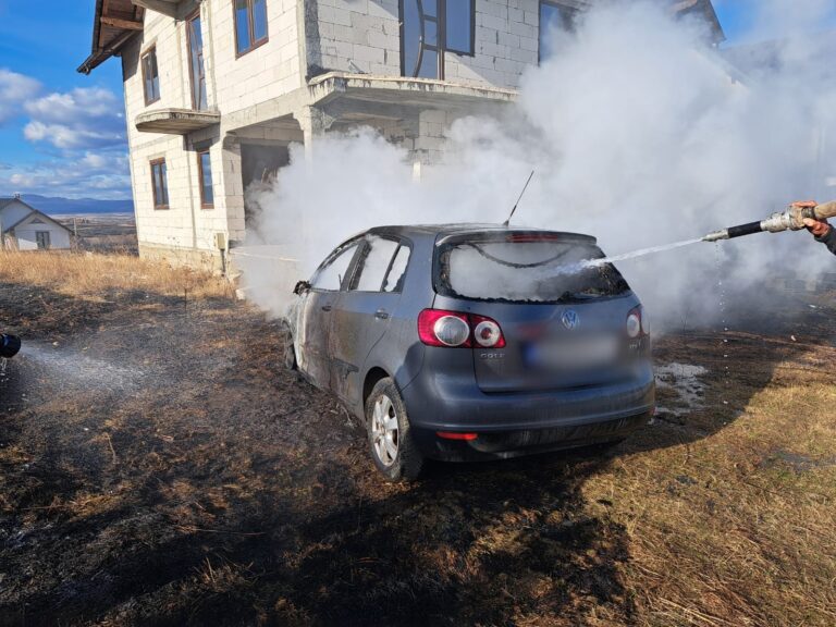 FOTO O mașină a fost incendiată intenționat la Cajvana