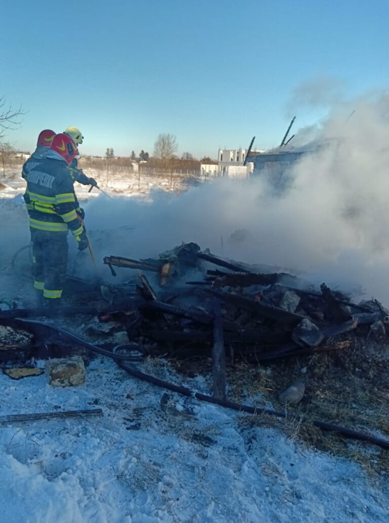 FOTO Un bărbat a suferit mai multe arsuri în urma unui incendiu izbucnit la Vuliva