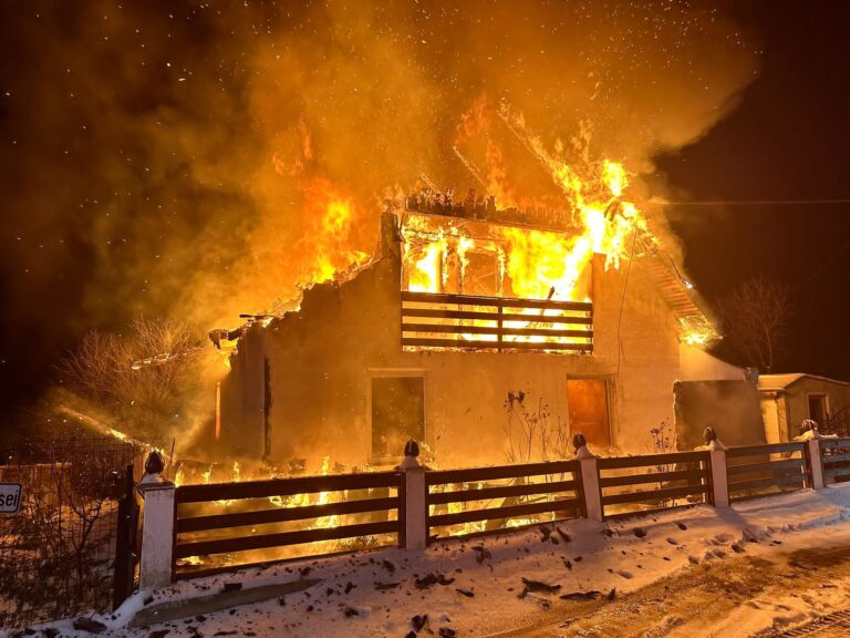 VIDEO FOTO Incendiu de proporții izbucnit în această seară într-o gospodărie din Sucevița