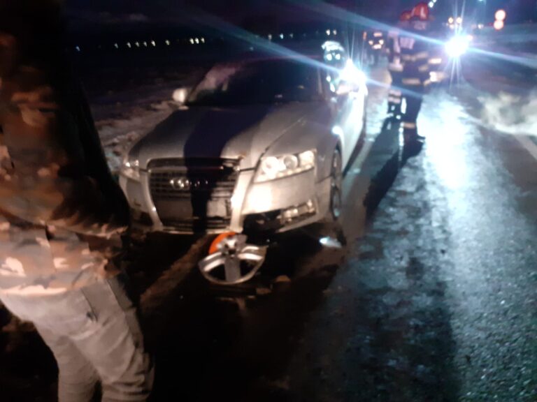 FOTO Carambol cu doi răniți produs la ieșire din Rădăuți spre Marginea de un șofer angajat într-o depășire pe linie continuă