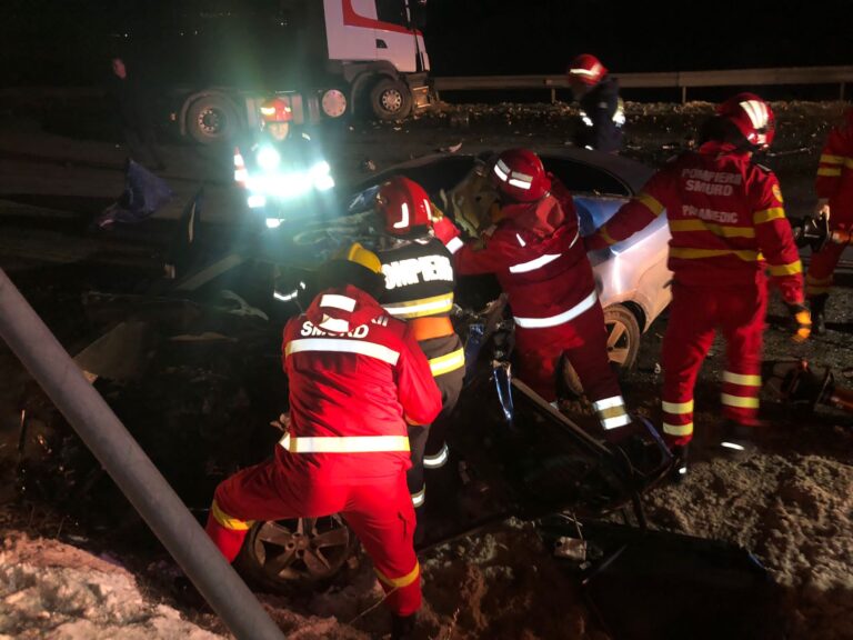 VIDEO FOTO Un bărbat de 33 de ani din Udești a murit după ce a intrat cu o viteză excesivă pe contrasens și s-a izbit frontal într-un cap de TIR, pe centura Sucevei