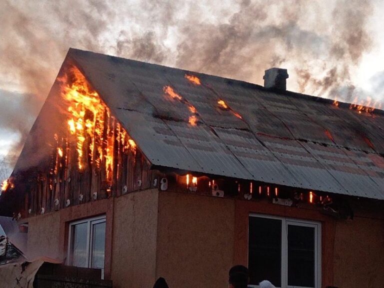 FOTO Acoperișul unei case din Pătrăuți a fost distrus de un incendiu pornit de la coșul de fum