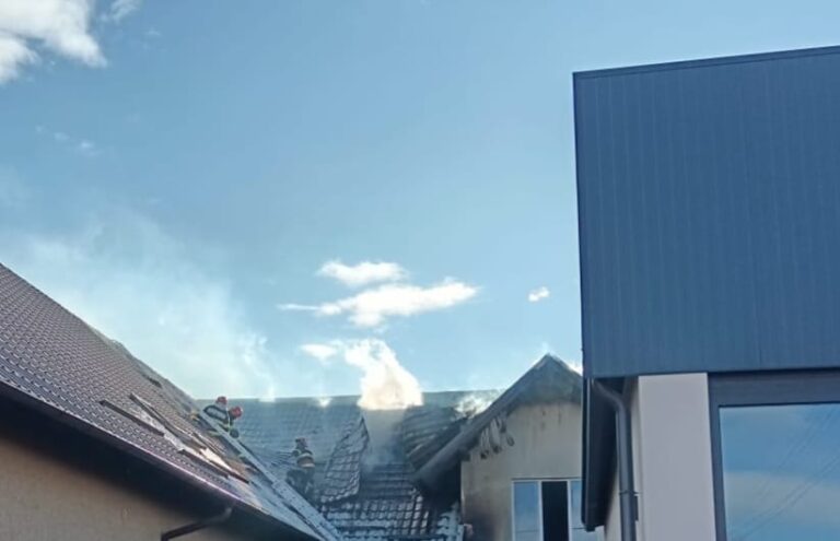 FOTO Pagube însemnate produse de un incendiu ce a cuprins o clădire din Vicovu de Sus