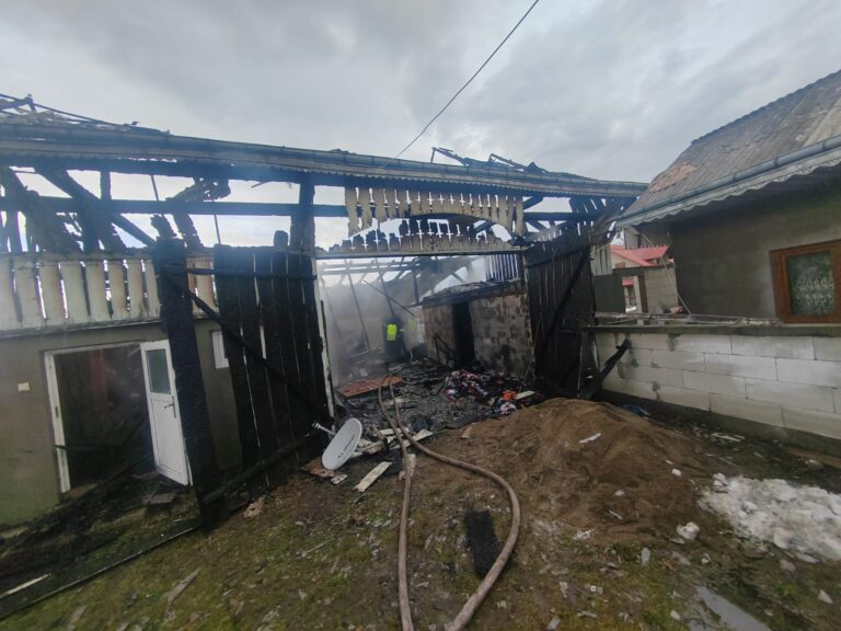 FOTO Un bărbat a suferit arsuri pe 60% din corp în urma unui incendiu izbucnit într-o gospodărie din Mălini