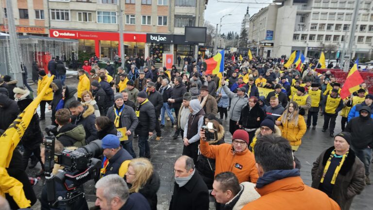 FOTO George Simion și susținătorii AUR s-au adunat în Hora Unirii pe esplanada din centrul municipiului Suceava, nu înainte de a-i cere demisia lui Gheorghe Flutur, președintele Consiliului Județean Suceava