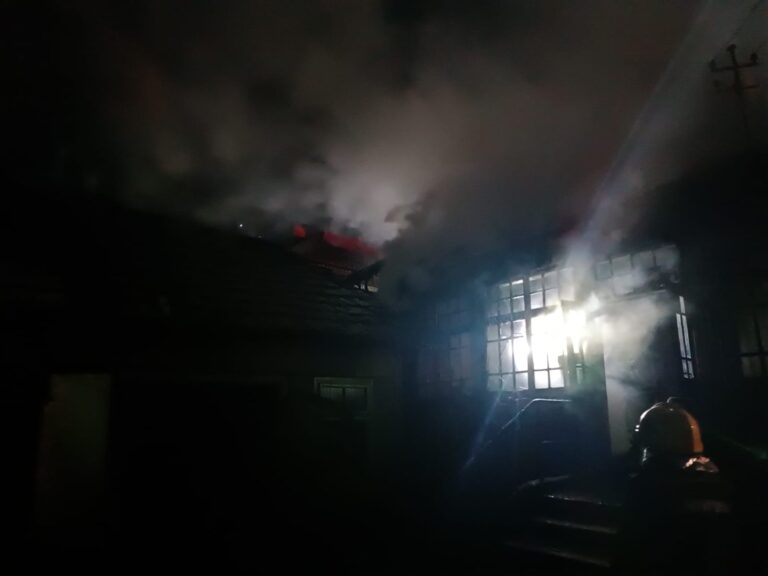 FOTO O casă nelocuită din Solca a fost incendiată intenționat