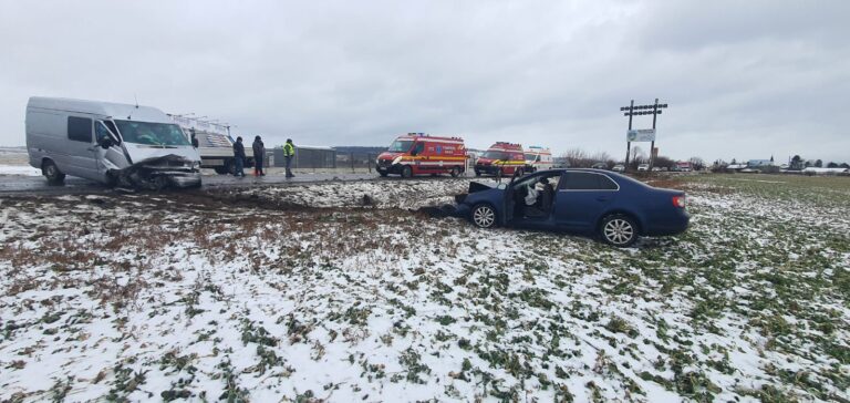 VIDEO FOTO Două persoane au fost rănite în urma unui accident produs la ieșire din Suceava spre Rădăuți