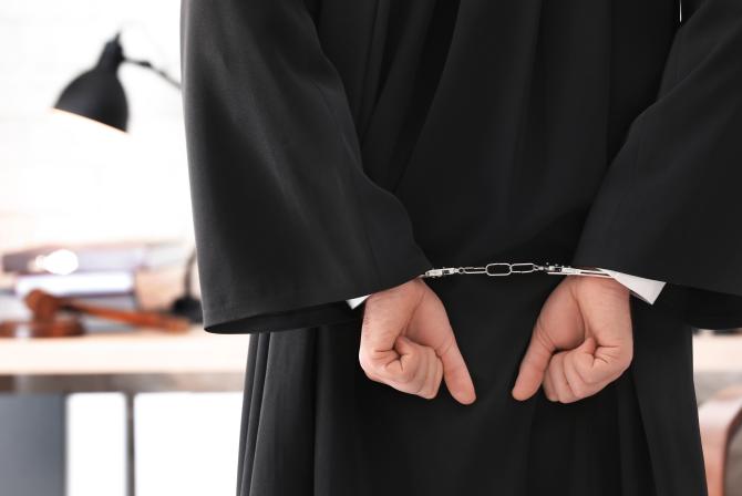 Un călugăr de la un schit din Manolea a fost reținut de polițiști după ce l-a omorât în bătaie pe amicul său de pahar